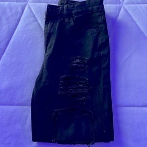 BLACK RIPPED SHORT JEANS